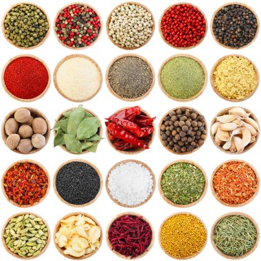 Farklı aromatik baharatlar ve beyaz kaplar. Üst görünüm