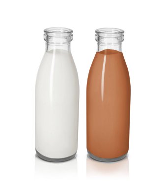 Çikolata içeceği ve süt beyaz cam şişelerde izole.