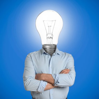 Açık mavi arka planda kafa yerine parlayan ampullü adam