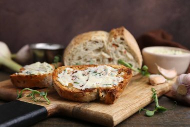 Tahta masada sarımsaklı, otlu ve yağlı lezzetli ekmek, yakın plan.