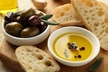 Işık masasında yağlı, baharatlı ve zeytinli dilimler, yakın plan.