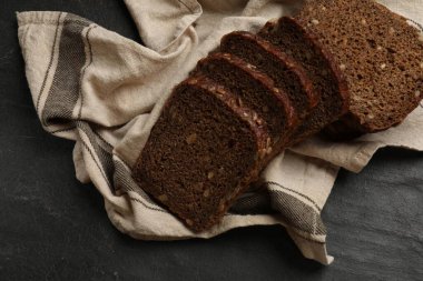 Siyah masanın üstünde taze ekmek parçaları, üst manzara.