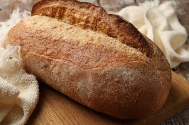 Masada taze ekmek, yakın plan.