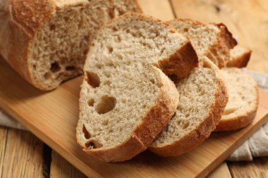 Tahta masadaki taze ekmek parçaları, yakın plan.