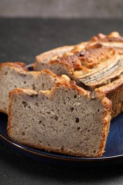 Siyah masada fındıklı muz ekmeği kes, yakın plan.