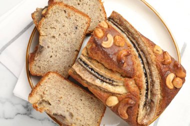 Beyaz mermer masada fındıklı muz ekmeği, üst manzara