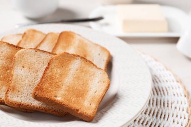 Lezzetli ekmek dilimleri beyaz masada, yakın plan.