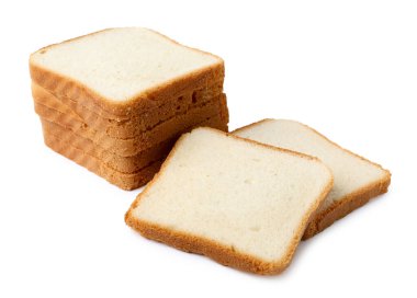 Taze ekmek parçaları beyaza izole edilmiş.