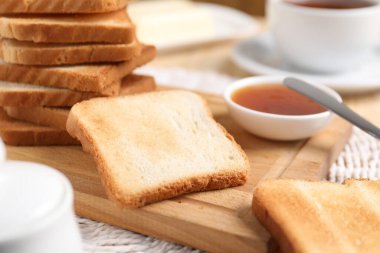Lezzetli kızarmış ekmek ve reçel dilimleri masada, yakın plan.