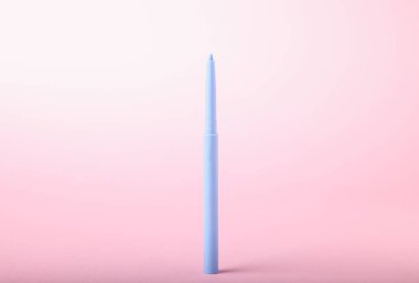 Pembe arka planda bir göz kalemi, yakın plan.