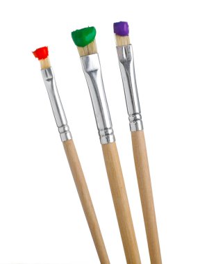 Beyaz üzerine izole edilmiş farklı boyalarla fırçalar