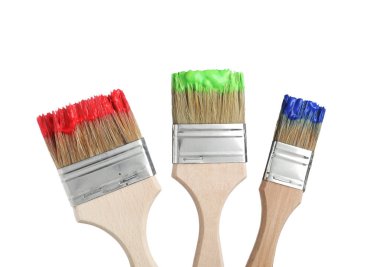 Beyaz üzerine izole edilmiş farklı boyalarla fırçalar