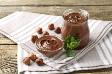 Lezzetli çikolata, fındık ve nane, ahşap masa, yakın plan.