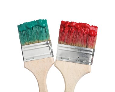 Beyaz üzerinde yeşil ve kırmızı boyalı fırçalar