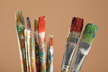 Açık kahverengi arkaplanda kirli fırçalar, yakın plan.