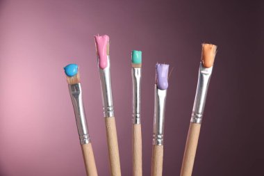 Pembe arka planda renkli fırçalar, yakın plan