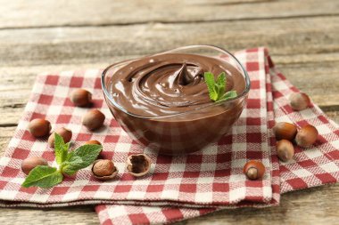 Nefis çikolata, naneli ve fındıklı ahşap masa, yakın plan.