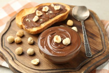 Lezzetli çikolatalı tostlar ve fındıklar ışıklı masada, yakın plan.