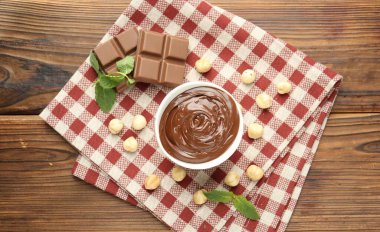 Lezzetli çikolata, parçalar, nane ve fındık, ahşap masa, düz uzanma