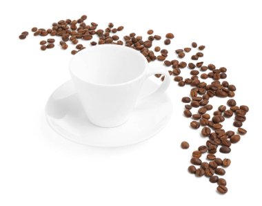 Beyaz üzerine izole edilmiş kavrulmuş kahve çekirdekli seramik fincan.