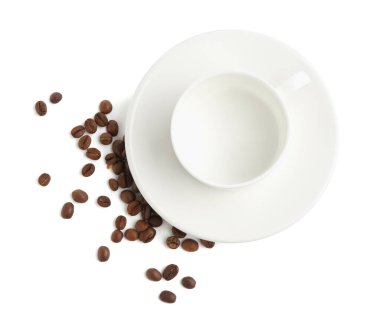 Kavrulmuş kahve çekirdekli seramik fincan, beyaz, üst manzara.