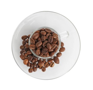 Kavrulmuş kahve çekirdekli cam bardak, beyaz, üst manzara.