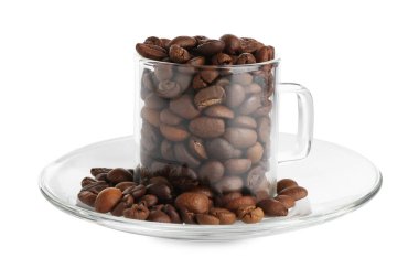 Kavrulmuş kahve çekirdekleri beyaz üzerine izole edilmiş.