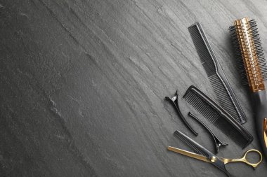 Farklı kuaförlerin aletleri karanlık masada, düz yerde. Metin için boşluk