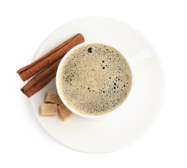 Bardakta Aromatik kahve, tarçın ve beyaz üzerine izole edilmiş şeker küpleri, üst manzara