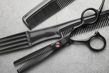 Gri masada farklı kuaförlerin aletleri var.