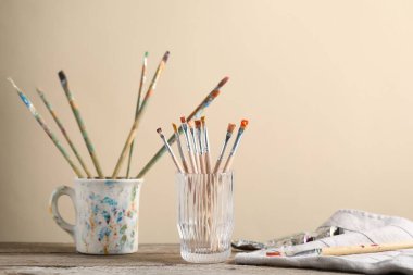 Ahşap masa üzerinde renkli boya ile fırça. Metin için boşluk