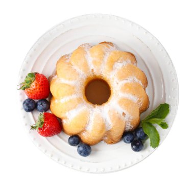 Beyaz üzerine izole edilmiş toz şeker ve böğürtlenli lezzetli kek.