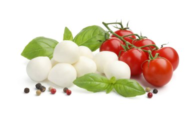 Lezzetli mozzarella peyniri topları, domatesler, biberler ve beyaz üzerine izole edilmiş fesleğenler.