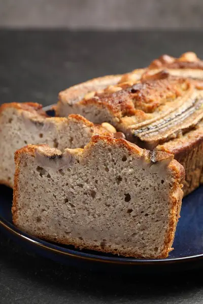 Siyah masada fındıklı muz ekmeği kes, yakın plan.