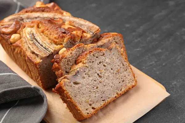 Siyah masada fındıklı muz ekmeği kes, yakın plan.