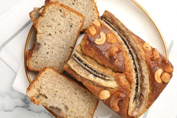 Beyaz mermer masada fındıklı muz ekmeği, üst manzara