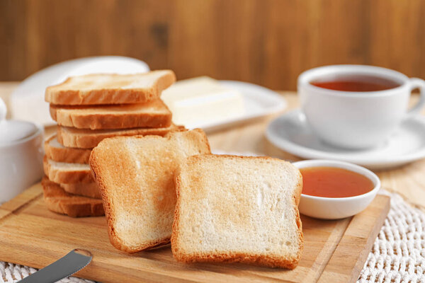 Кусочки вкусного жареного хлеба и джема на столе, крупным планом