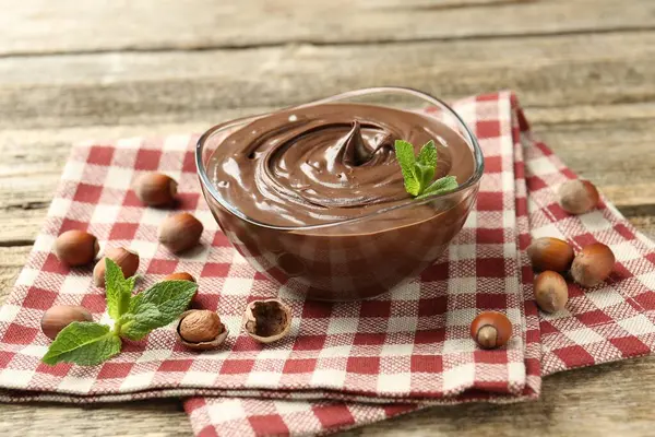 Nefis çikolata, naneli ve fındıklı ahşap masa, yakın plan.