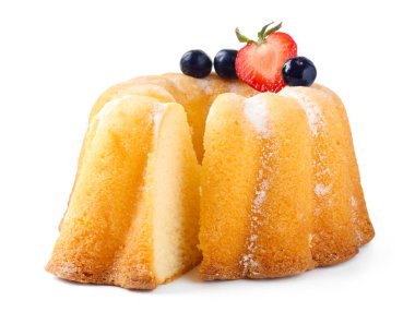 Beyaz üzerine izole edilmiş toz şeker ve böğürtlenli Lezzetli Bundt keki