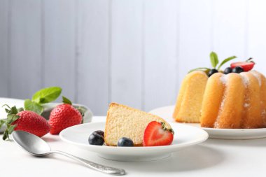 Pudra şekerli, böğürtlenli ve nane şekerli kek, yakın plan.