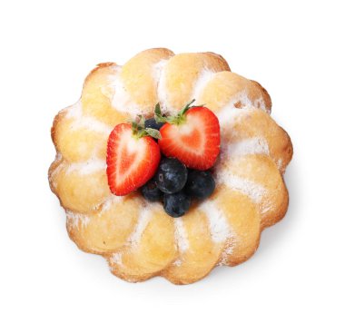 Beyaz üzerine izole edilmiş toz şeker ve böğürtlenli lezzetli kek.