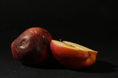 Siyah arka planda zarar görmüş kırmızı elmalar. Metin için boşluk