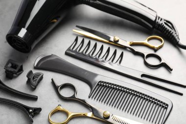 Gri masadaki farklı kuaför aletleri.