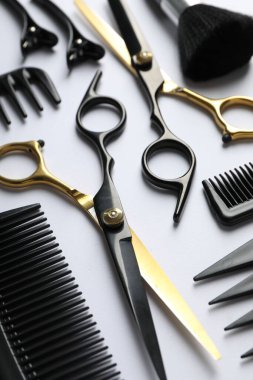 Beyaz arka planda farklı kuaför araçları, yakın plan