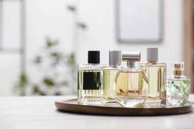 Beyaz ahşap masa içinde parfüm şişeleri. Metin için boşluk