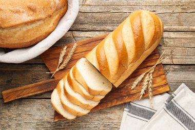 Ekmek somunu ve çivileri ahşap masaya, düz yatıyordu.