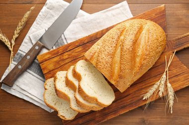 Ekmek somunu, çivi ve bıçağı tahta masaya koyun.