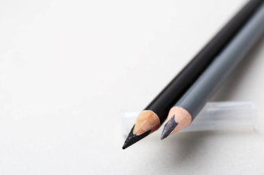 Arka planda iki farklı kaş kalemi, yakın plan. Metin için boşluk