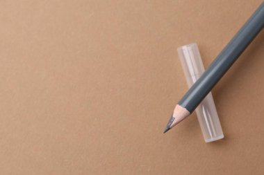 Bej arka planda gri kaş kalemi, üst manzara. Metin için boşluk