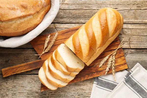 Ekmek somunu ve çivileri ahşap masaya, düz yatıyordu.